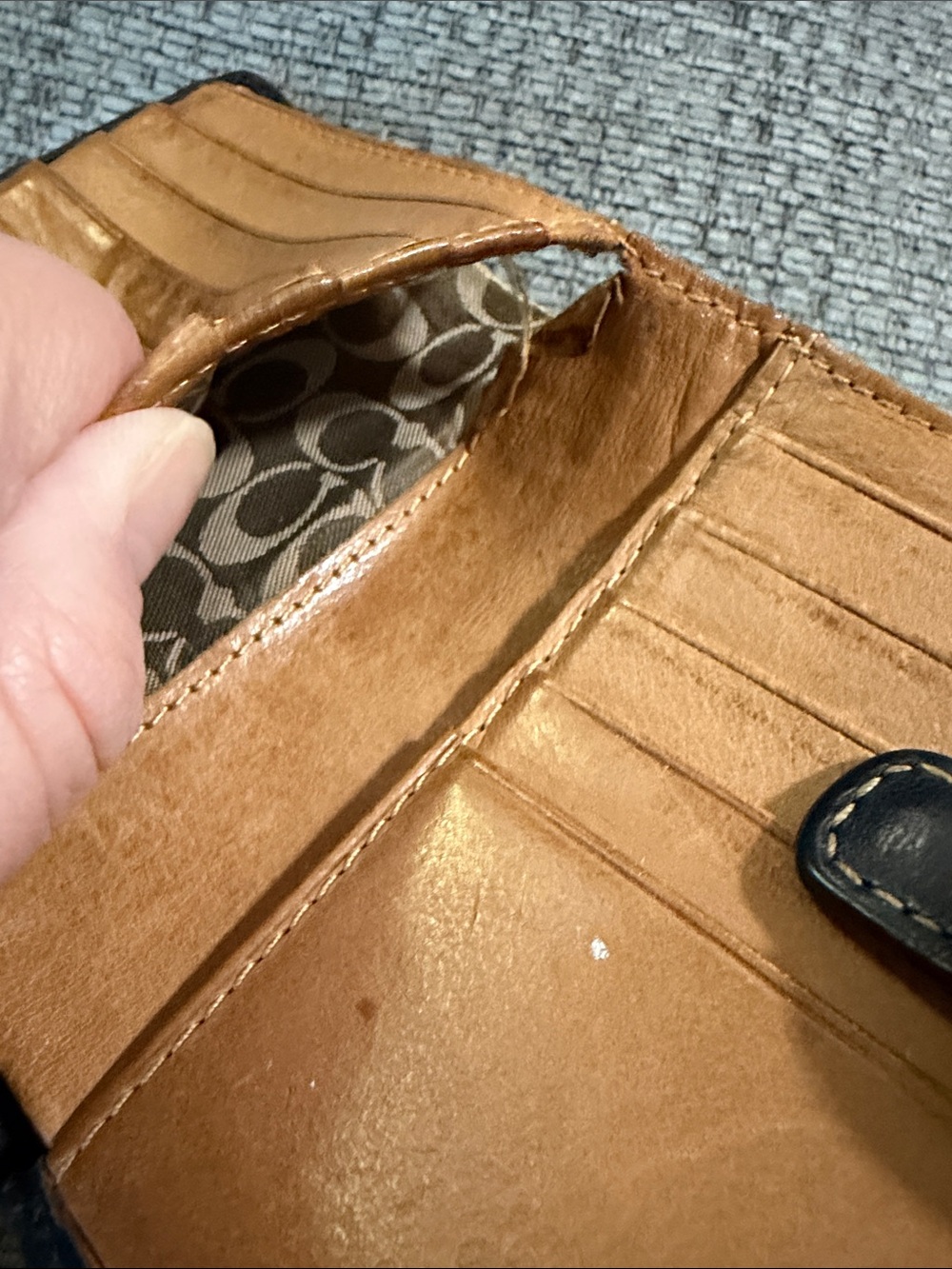 Vintage Coach Men or Women’s Bifold Wallet in Tan and Black with Signature - Picture 8 of 14